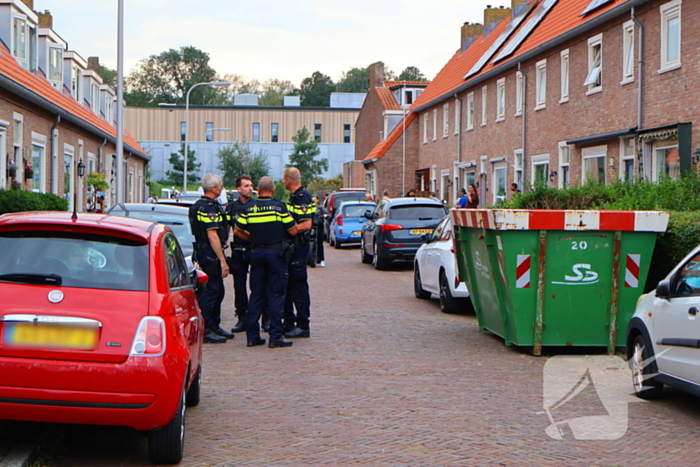 Agenten in kogelwerende vesten nemen wapens in beslag