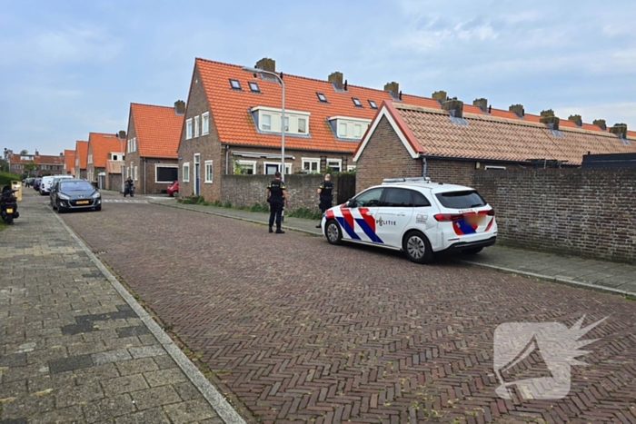 Agenten in kogelwerende vesten nemen wapens in beslag