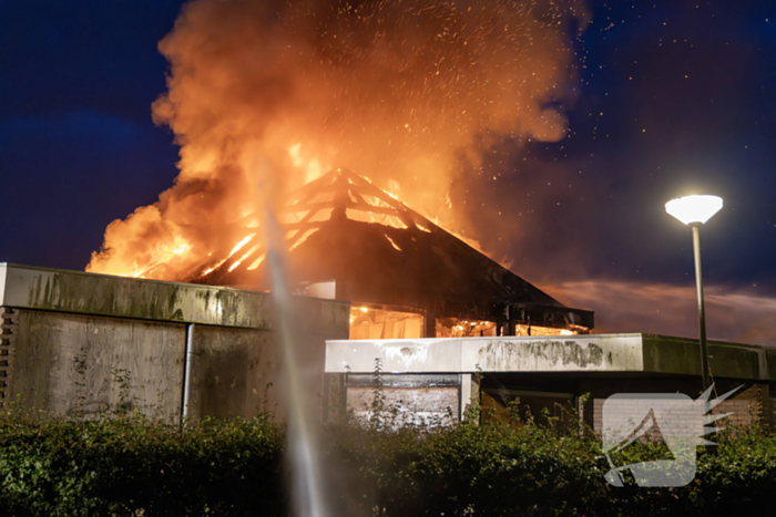 Dak ingestort bij zeer grote brand