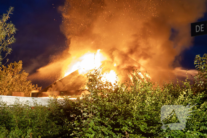 Dak ingestort bij zeer grote brand