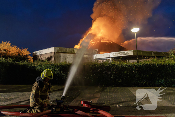 Dak ingestort bij zeer grote brand