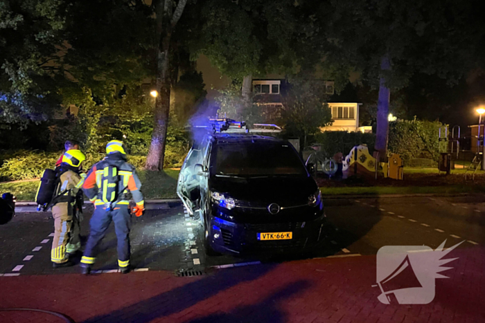 Hydraulisch gereedschap ingezet bij blussen voertuigbrand