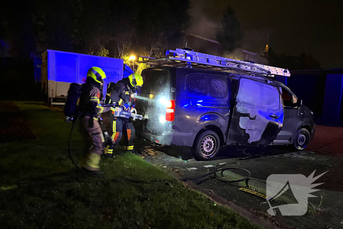 Hydraulisch gereedschap ingezet bij blussen voertuigbrand