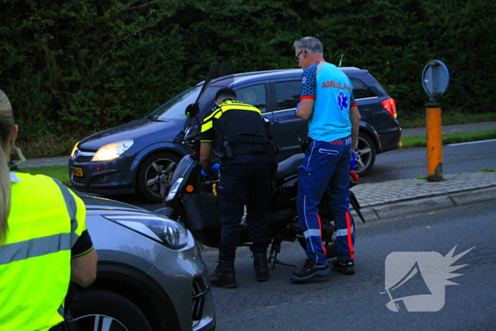 Scooterrijder gewond bij aanrijding op rotonde