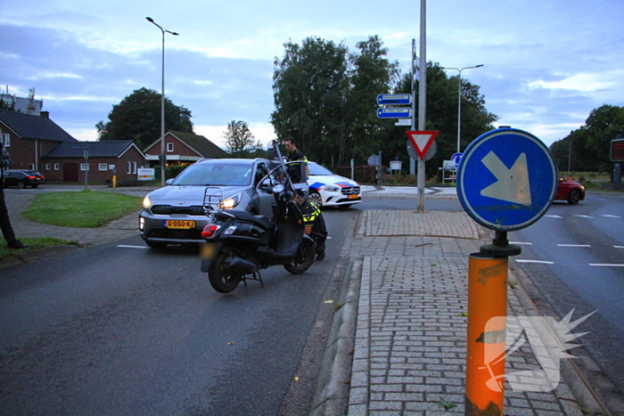 Scooterrijder gewond bij aanrijding op rotonde