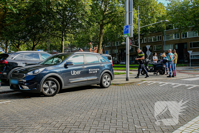 Taxichauffeur en scooterrijder in botsing