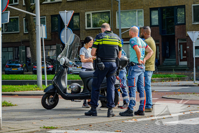 Taxichauffeur en scooterrijder in botsing