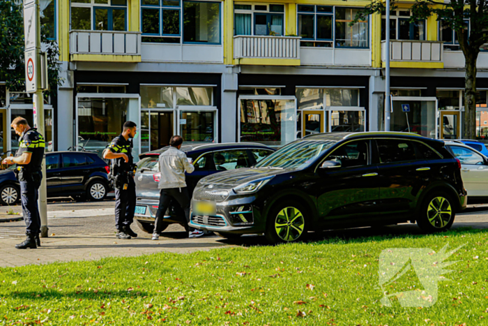 Taxichauffeur en scooterrijder in botsing