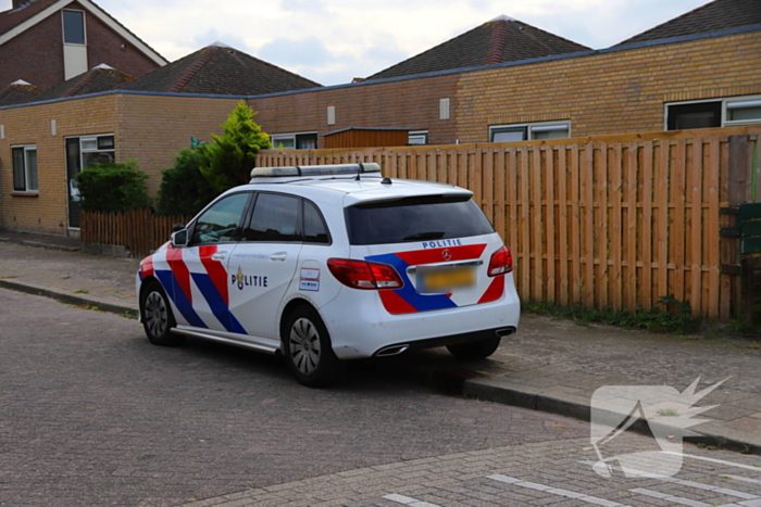 Politie onderzoekt vernieling aan voordeur door vuurwerkbom