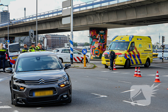 Veel schade na harde botsing op kruising