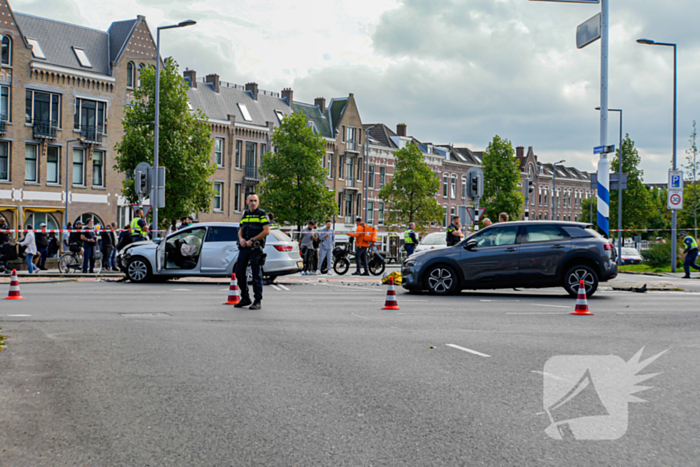 Veel schade na harde botsing op kruising