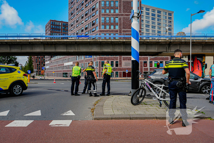 Veel schade na harde botsing op kruising