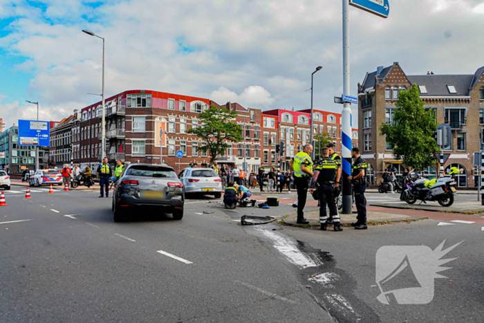 Veel schade na harde botsing op kruising