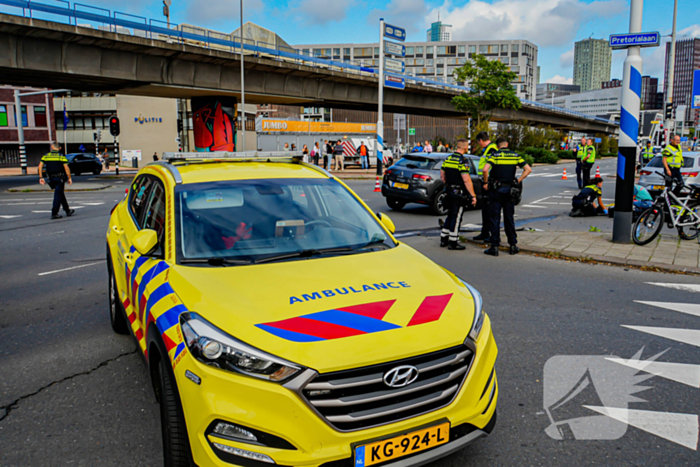 Veel schade na harde botsing op kruising