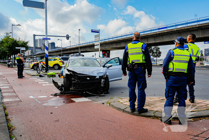 Veel schade na harde botsing op kruising