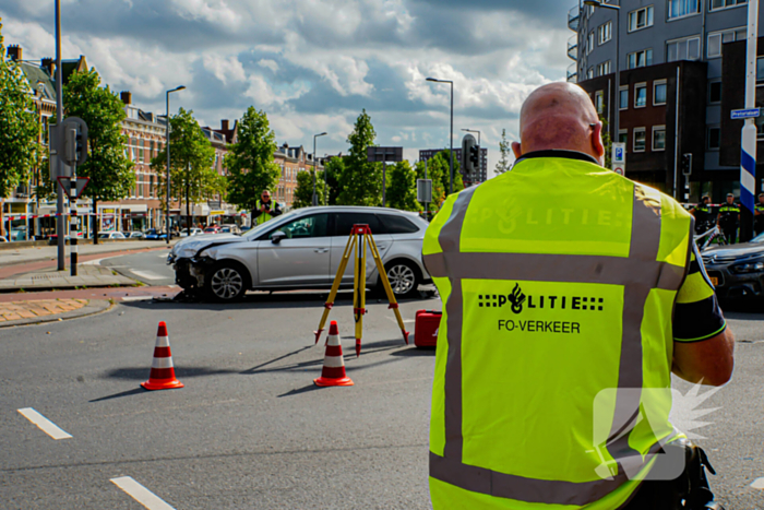 Veel schade na harde botsing op kruising