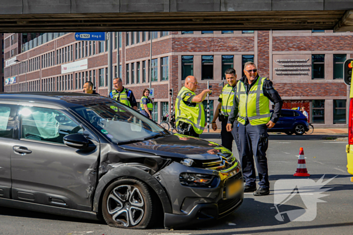 Veel schade na harde botsing op kruising