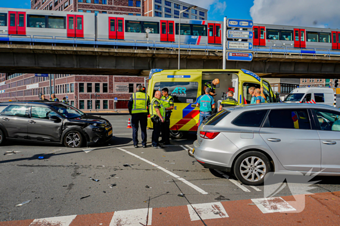 Veel schade na harde botsing op kruising