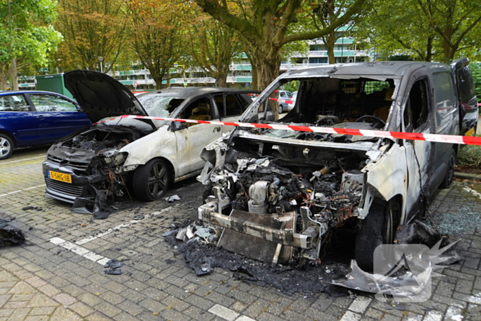 Politie doet onderzoek naar brand in geparkeerde voertuigen