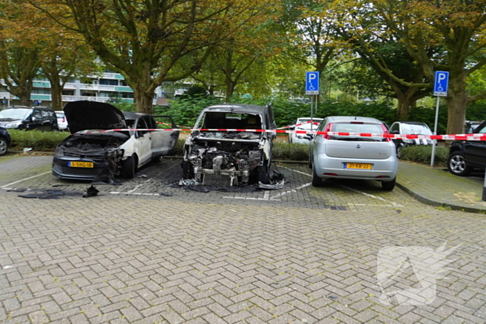 Politie doet onderzoek naar brand in geparkeerde voertuigen