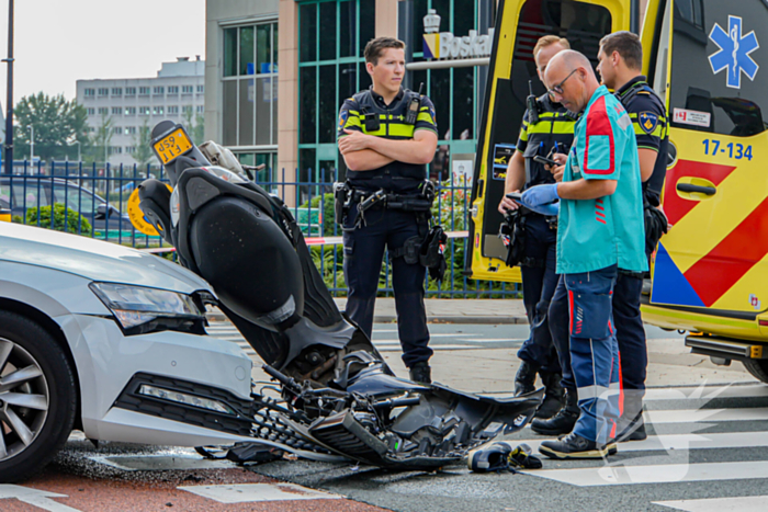 Scooterrijder naar ziekenhuis na botsing met auto