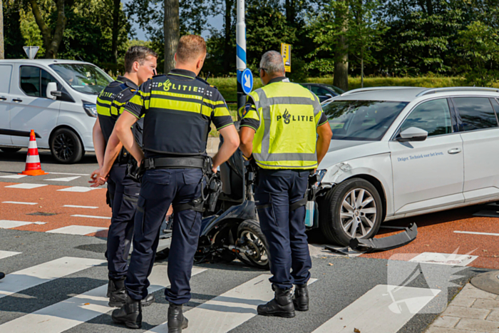 Scooterrijder naar ziekenhuis na botsing met auto