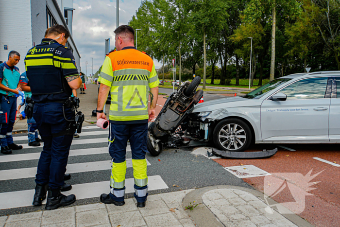 Scooterrijder naar ziekenhuis na botsing met auto