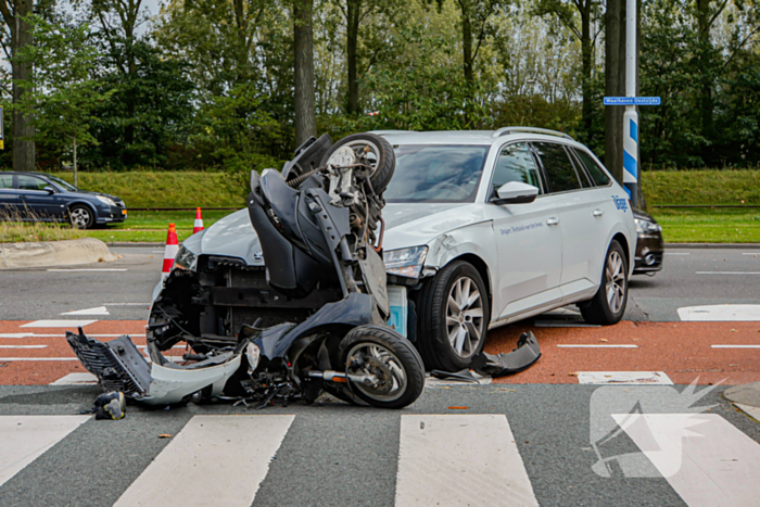 Scooterrijder naar ziekenhuis na botsing met auto