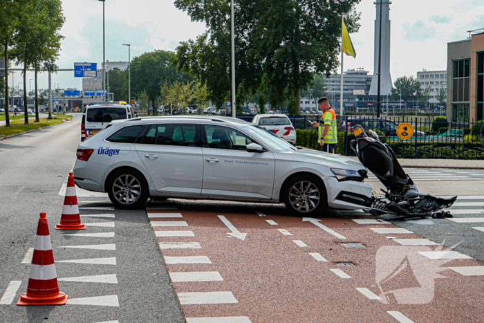 Scooterrijder naar ziekenhuis na botsing met auto