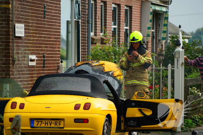 Personenwagen naast woning vliegt in brand