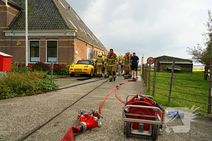 Personenwagen naast woning vliegt in brand