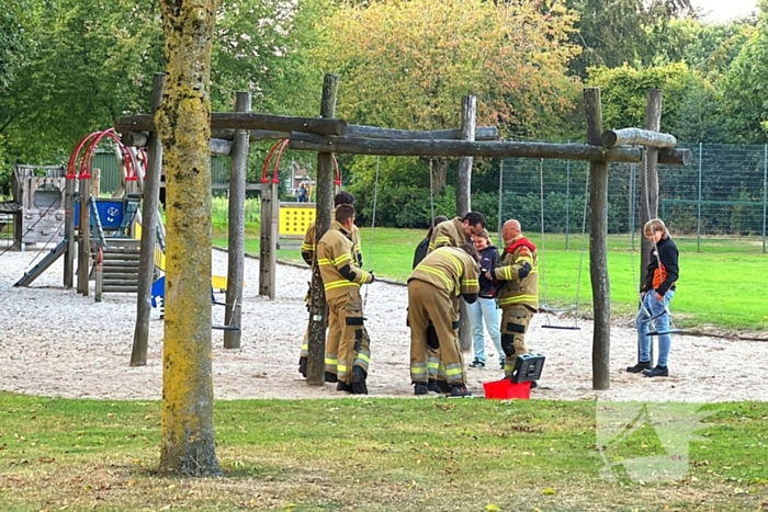 Jongedame in schommel uit benarde positie bevrijdt