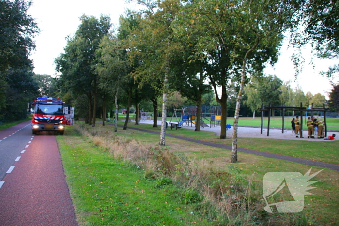 Jongedame in schommel uit benarde positie bevrijdt