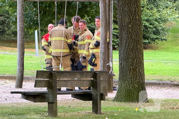 Jongedame in schommel uit benarde positie bevrijdt