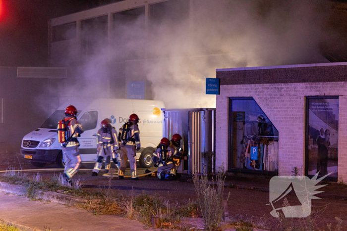 Brand in kledingcontainer veroorzaakt schade aan kringloopwinkel