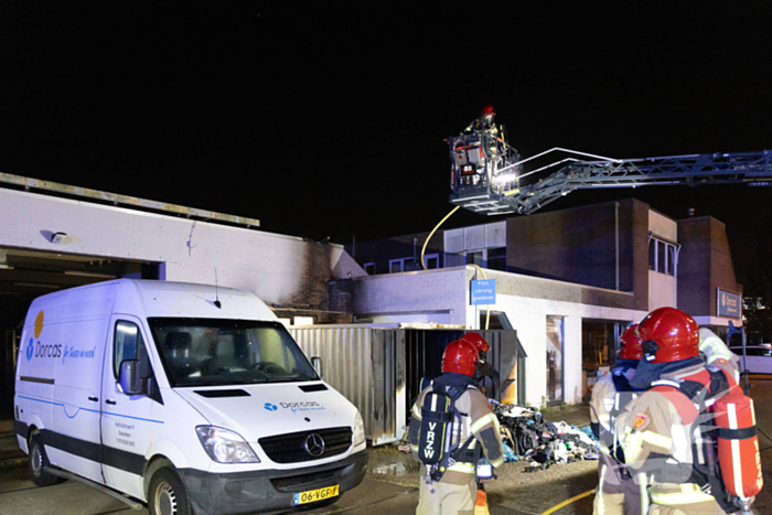 Brand in kledingcontainer veroorzaakt schade aan kringloopwinkel