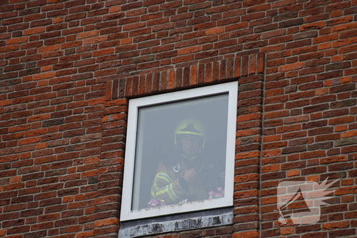 Rookontwikkeling in flat door brandende wc-rollen