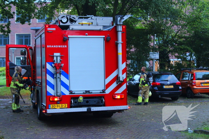 Brandweer controleert auto na melding van rook