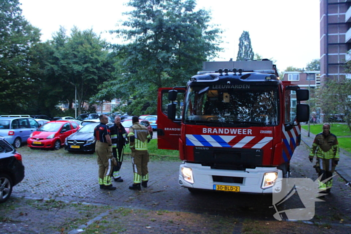 Brandweer controleert auto na melding van rook