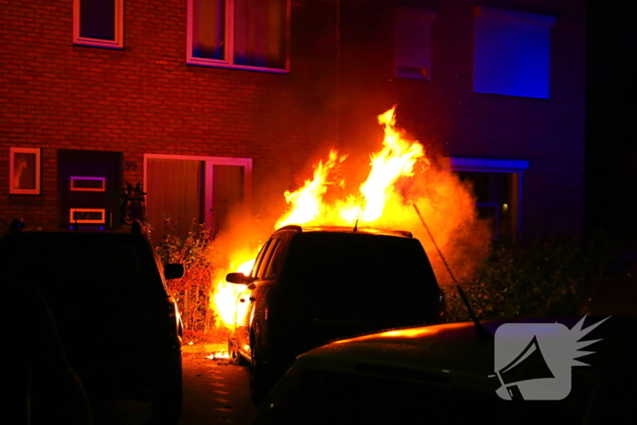 Nachtelijke autobrand laat alleen wrak achter