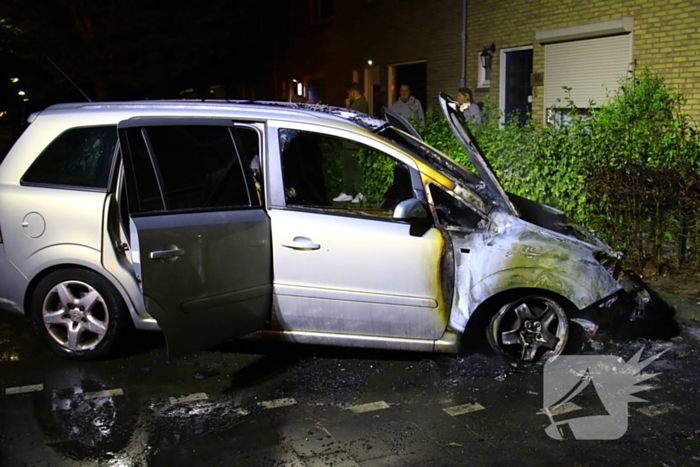 Nachtelijke autobrand laat alleen wrak achter