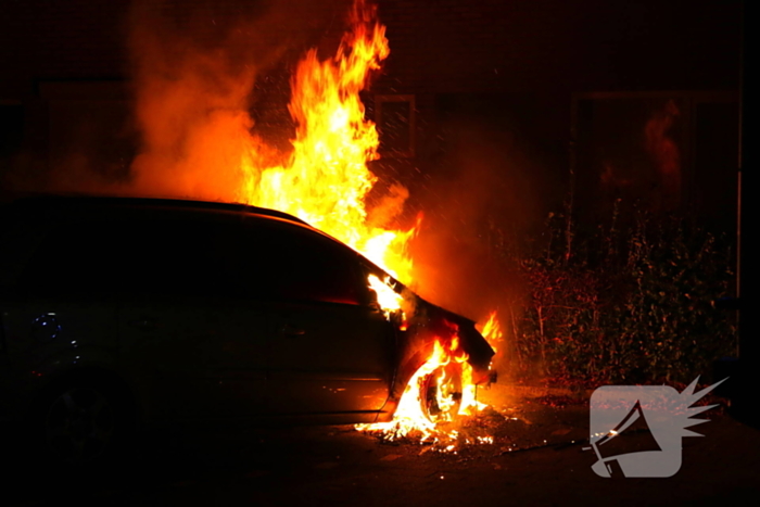 Nachtelijke autobrand laat alleen wrak achter