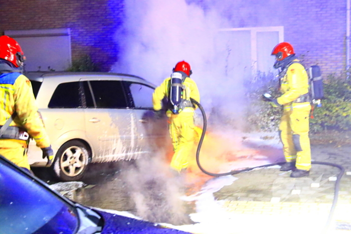 Nachtelijke autobrand laat alleen wrak achter