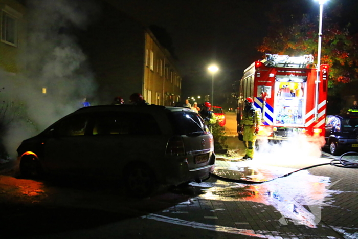 Nachtelijke autobrand laat alleen wrak achter