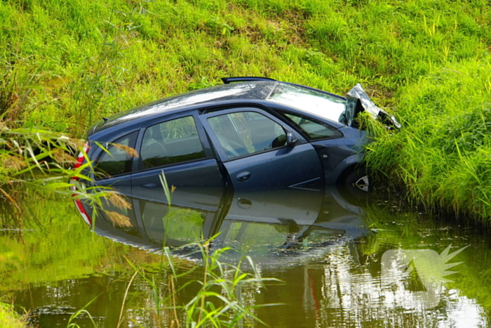 Bestuurder komt om bij auto te water