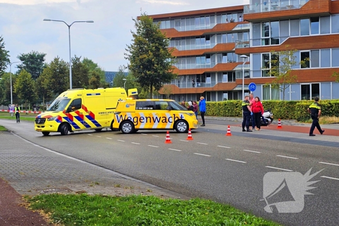 Scooterrijder en automobilist met elkaar in botsing