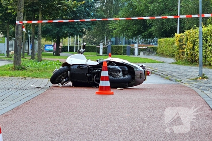 Scooterrijder en automobilist met elkaar in botsing