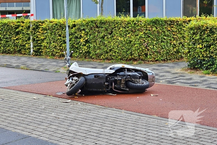 Scooterrijder en automobilist met elkaar in botsing