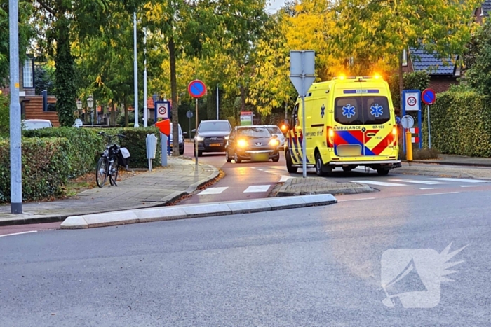 Fietser hard onderuit op rotonde