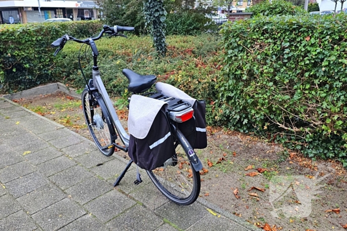 Fietser hard onderuit op rotonde